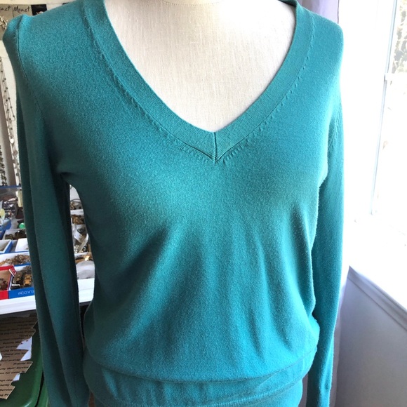 Kenneth Cole Sweater V-neck Size M Banded Bottom - Picture 1 of 5